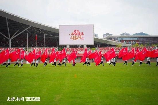 一张脸上嵌着四只眼睛：一双清澈，目视前方；一双浑浊，望向一侧